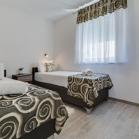 Apartmani Kastelina Vir Exterior photo