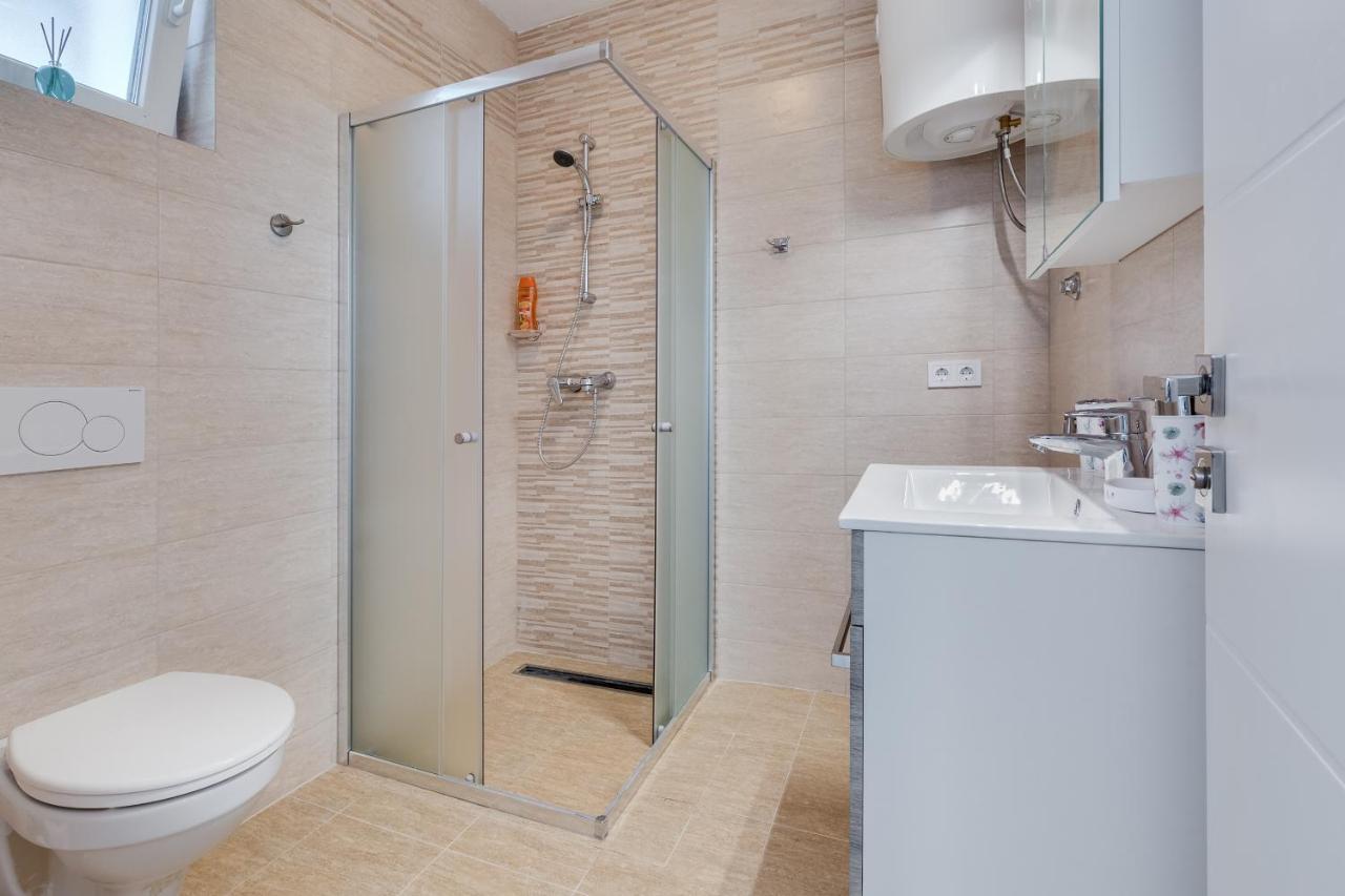 Apartmani Kastelina Vir Exterior photo