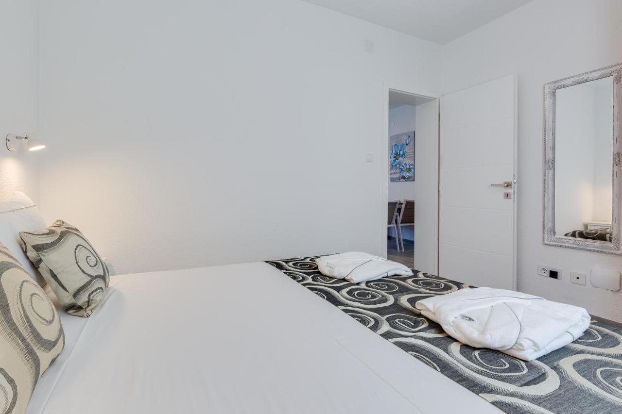 Apartmani Kastelina Vir Exterior photo