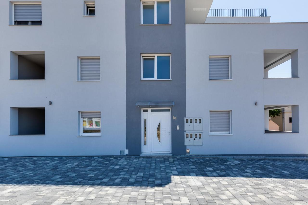 Apartmani Kastelina Vir Exterior photo