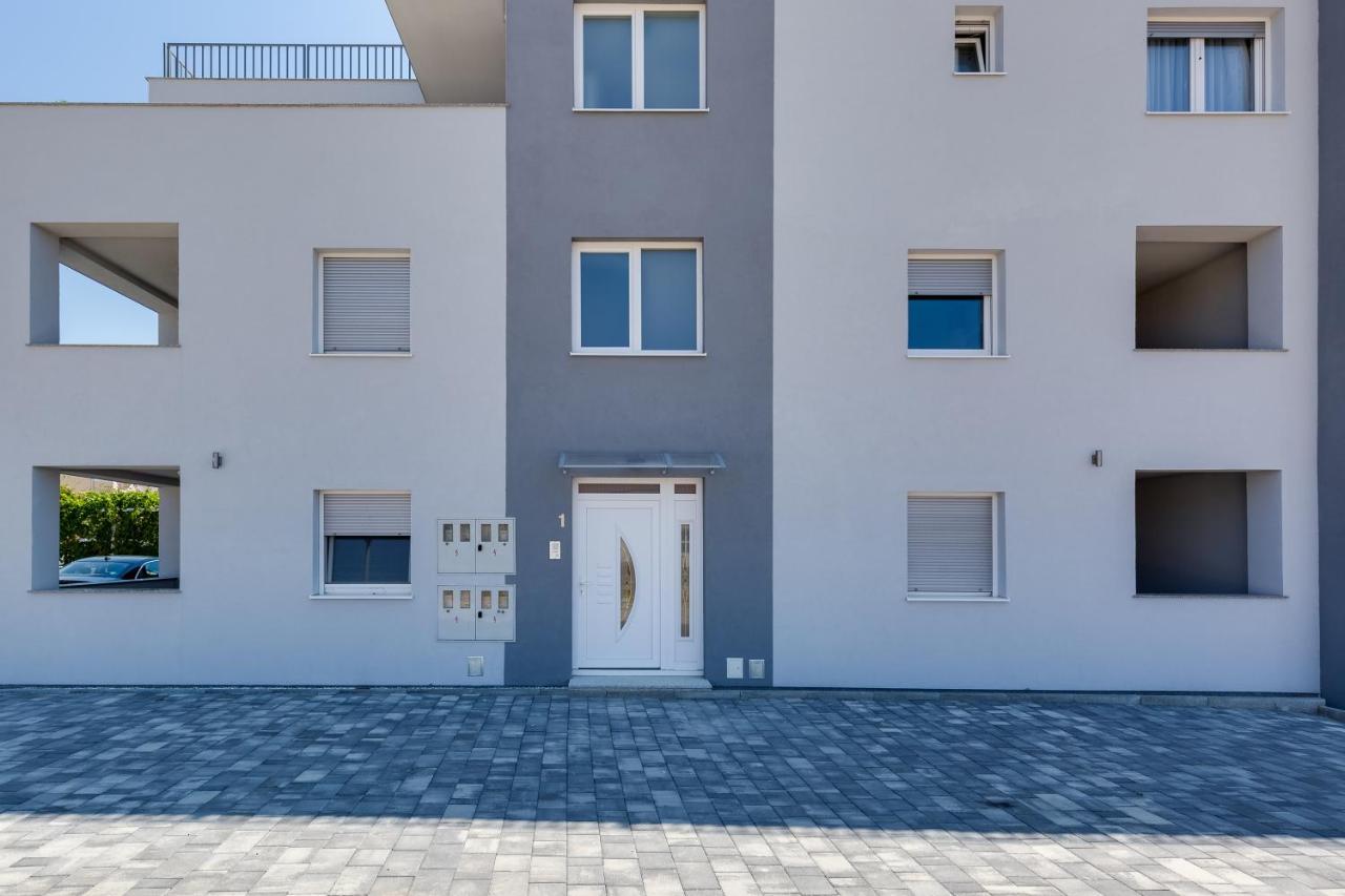 Apartmani Kastelina Vir Exterior photo